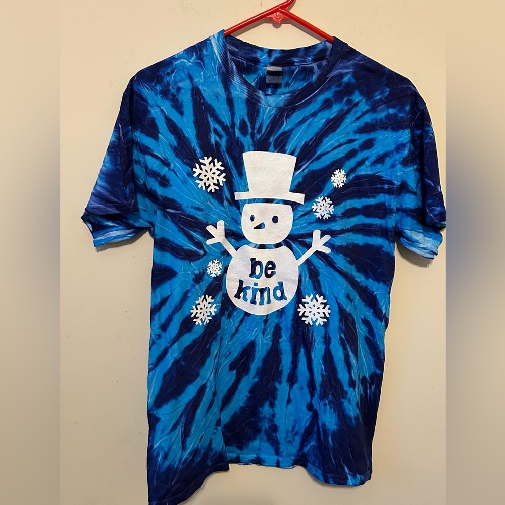 Sunshine Sisters Blue Tie Dyed Be Kind Snowman T-shirt SS ‎ Women’s Size Medium